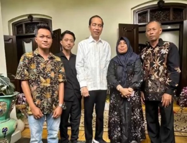 Ahmad Husein, inisiator aksi demo pemakzulan Bupati Pati Sudewo, saat foto bareng Jokowi. (X)